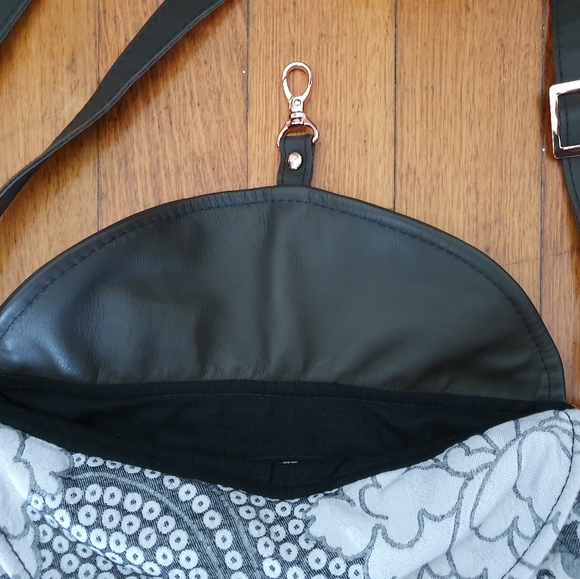 Women's cross body shoulder bag hook lock - Picture 4 of 9